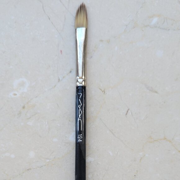 MAC 194 Concealer Brush - small-area coverage and precise application - Picture 1 of 4